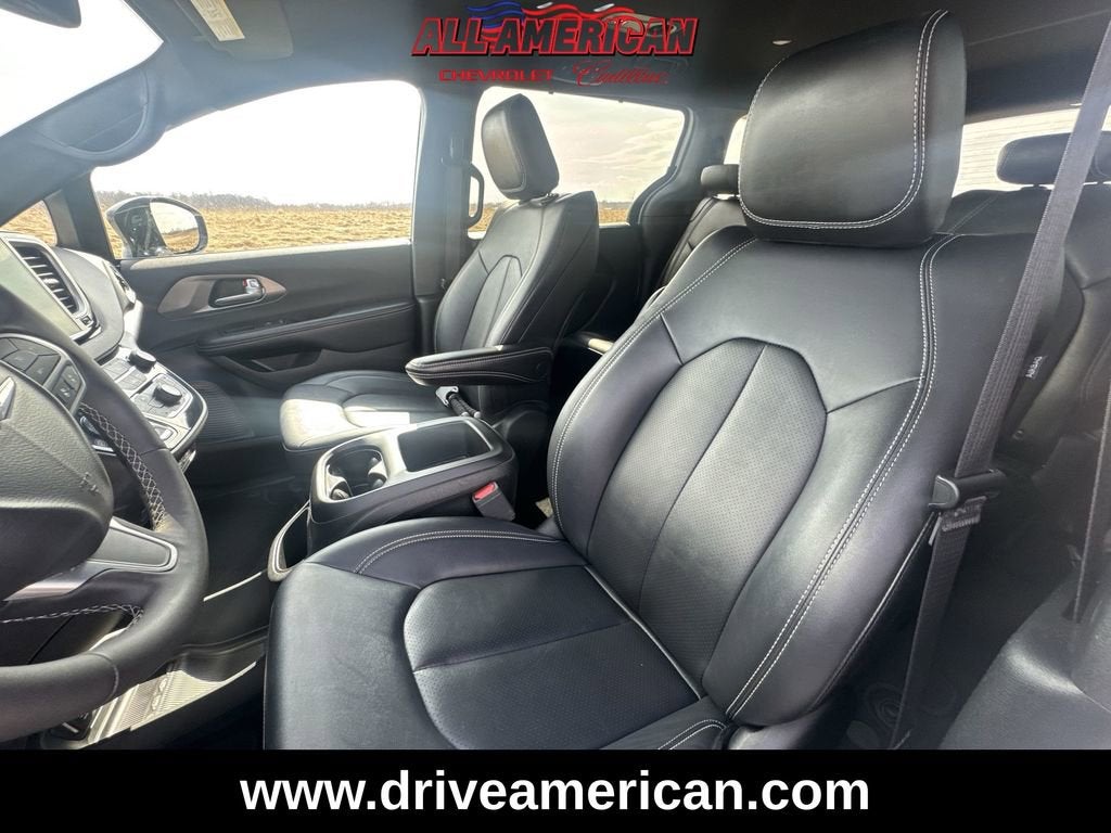 2025 Chrysler Pacifica Select