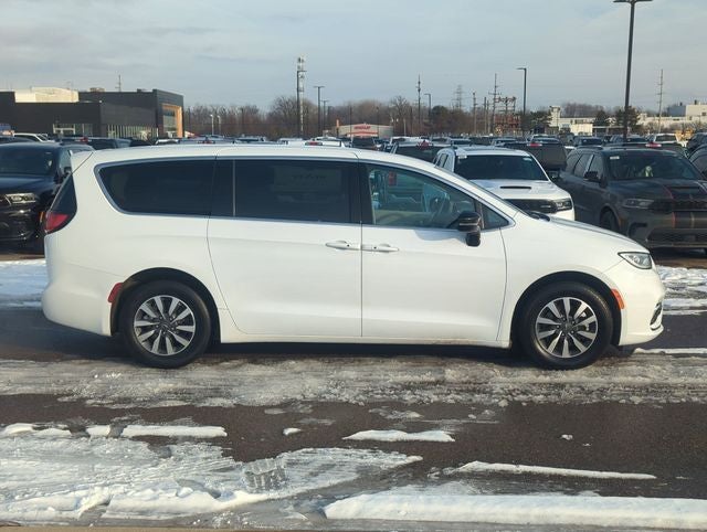 2024 Chrysler Pacifica Hybrid Select