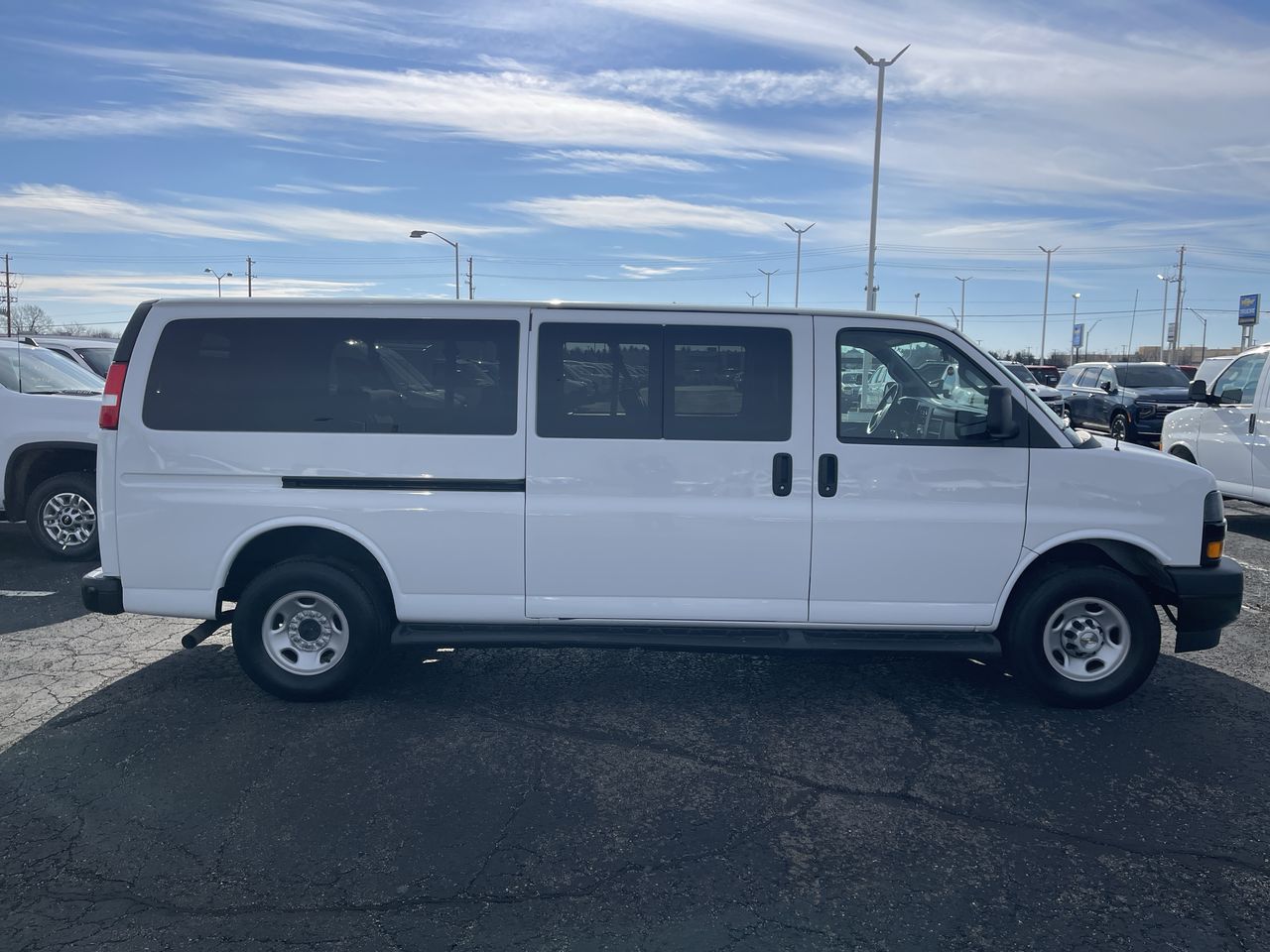 2023 Chevrolet Express Passenger 3500 1LS